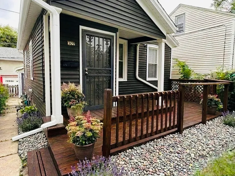 308 W Scott St — Photo 1
