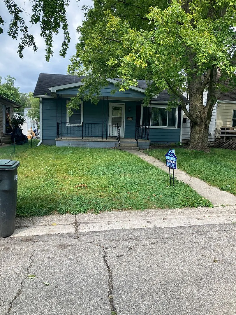 Beatiful 2 Bedroom Home with Garage and Fenced Yar — Photo 1