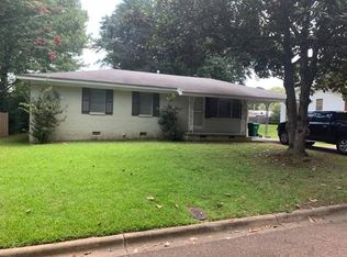 2032 Magnolia Dr, Grenada, MS 38901
