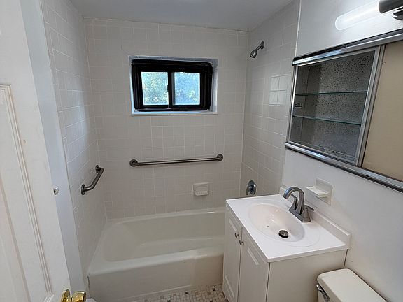 3rd image of 260 Centre Ave APT Gc