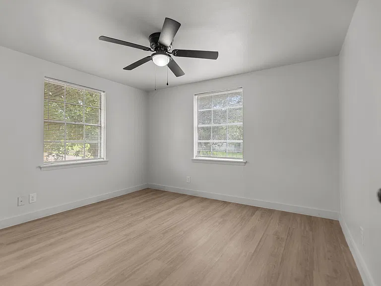 515 W Houston St — Photo 8
