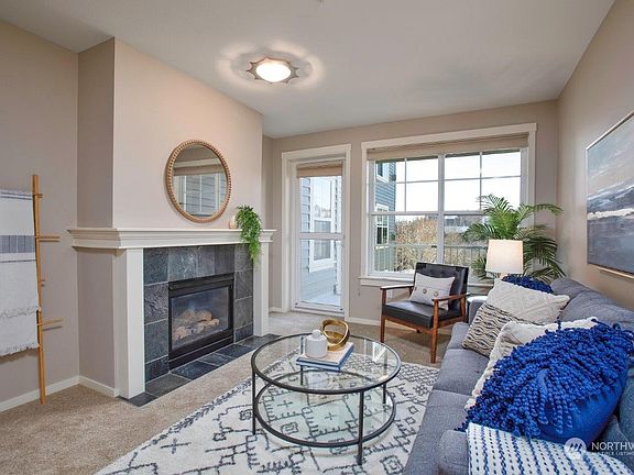 Living Room>
