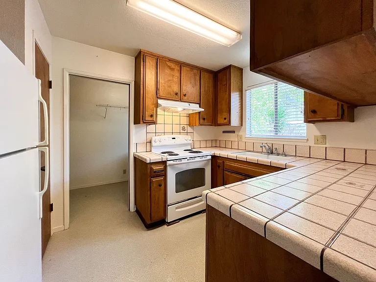 2224-2252 W Clay St — Photo 10
