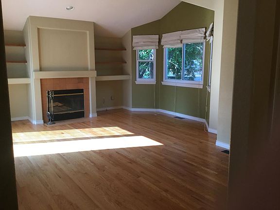 Living room w vaulted ceilings, fireplace