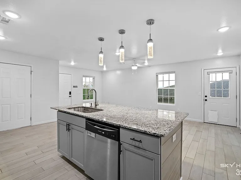 731 S Erika Ave — Photo 23
