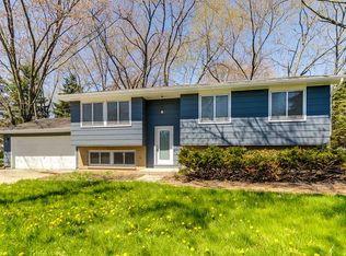 524 N Beck Rd, Lindenhurst, IL 60046