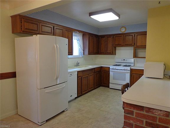 3rd image of 18041 Strongsville Blvd