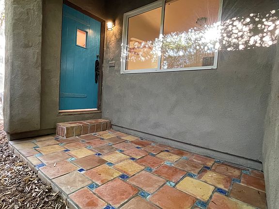 Middle unit exterior Entry