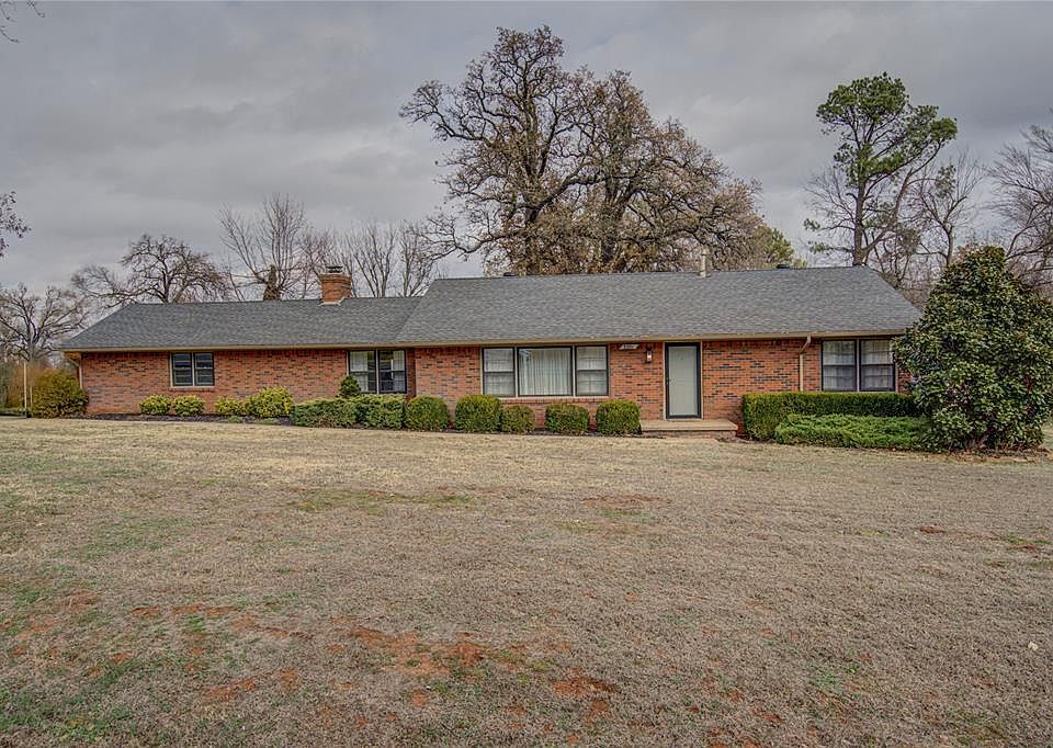 1st image of 3201 E Maxwell Dr