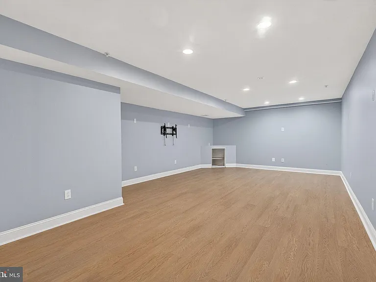 15806 Copper Beech Dr — Photo 35
