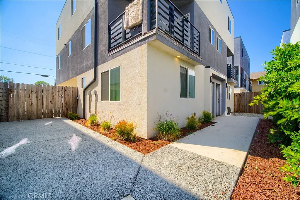 5 bed, 1800 sqft, $4,217 — Photo 2