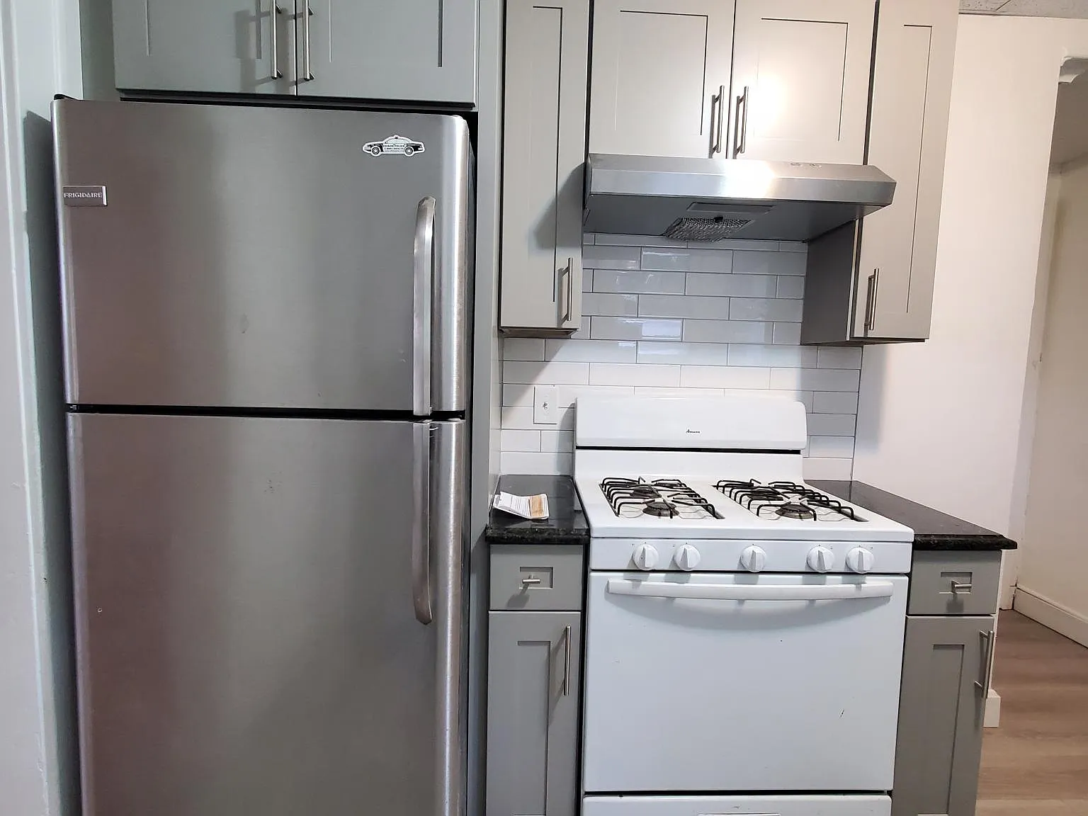 4 bed, 1.5 bath, 1500 sqft, $3,400 — Photo 2