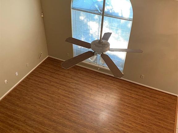 3rd image of 2918 Lake Valley Dr
