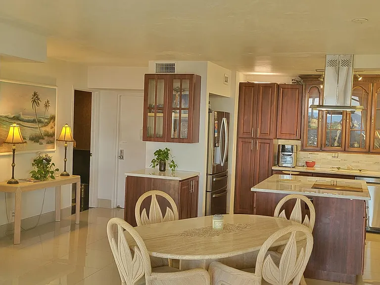 1147 Hillsboro Mile #1006 — Photo 4