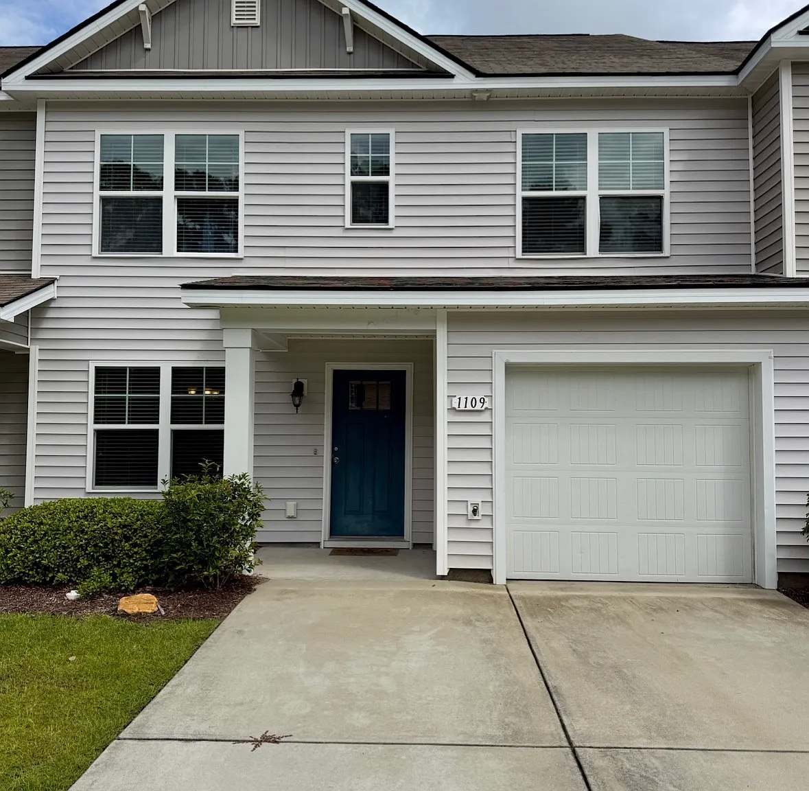 4 bed, 3.5 bath, 2324 sqft, $2,900 — Photo 2