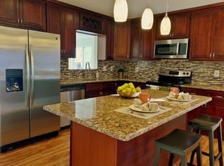 80 Tall Pine Ln, Levittown, PA