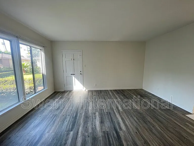 622 1/2 E 97th St #1 — Photo 9