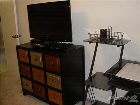 5th image of 225 Newport Ct #O
