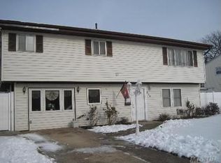 839 N Broome Ave, Lindenhurst, NY 11757