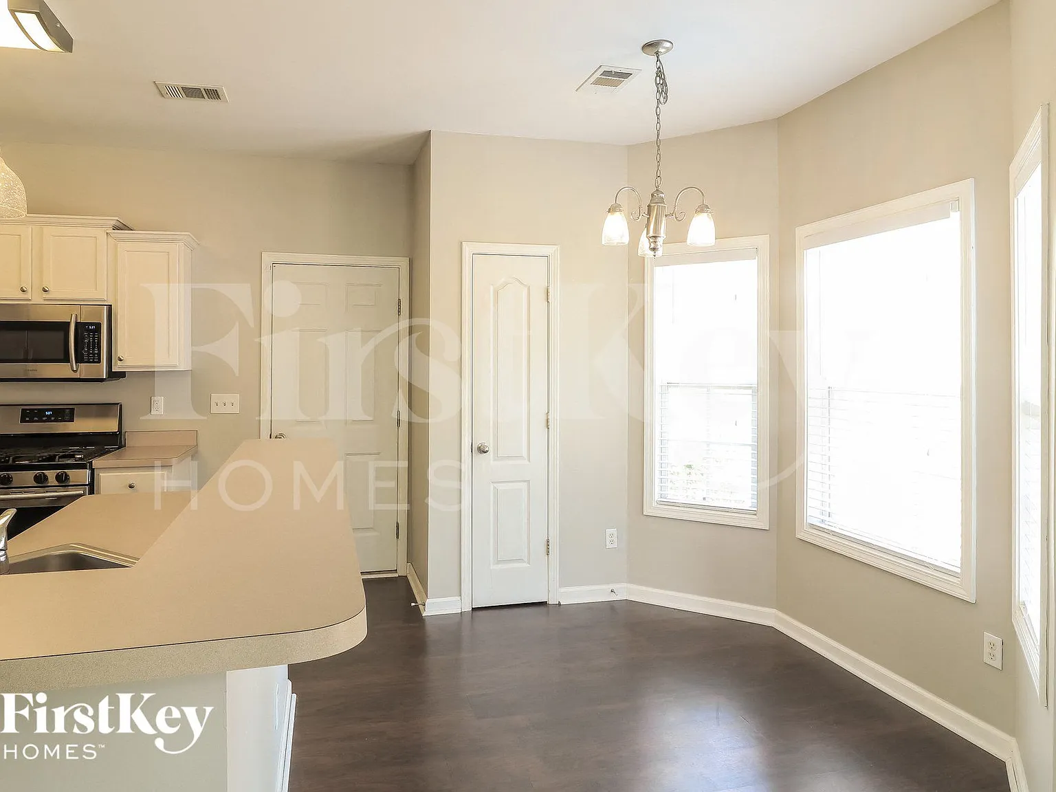 4 bed, 2.5 bath, 2792 sqft, $2,390 — Photo 4