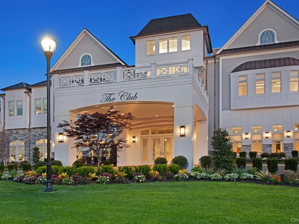 31201 Spruce Pond Circle, Plainview, NY 11803