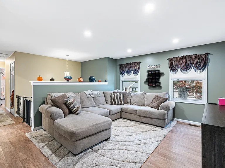 225 Karen Dr — Photo 5