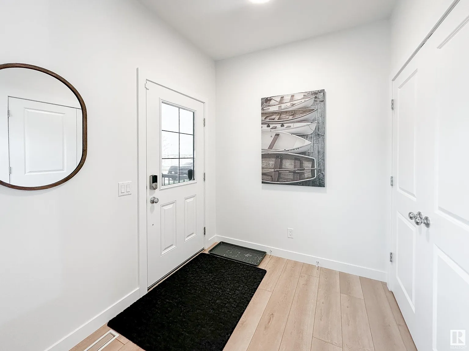 Spacious 4-bedroom house rental with 1,707 sq. ft. of comfortable living space and 9-foot ceilings. — Photo 3