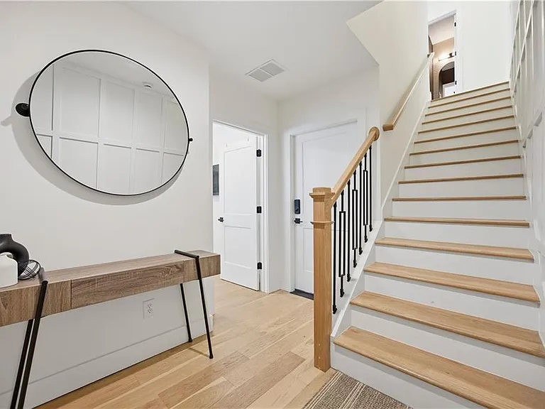 Markham St SW — Photo 3