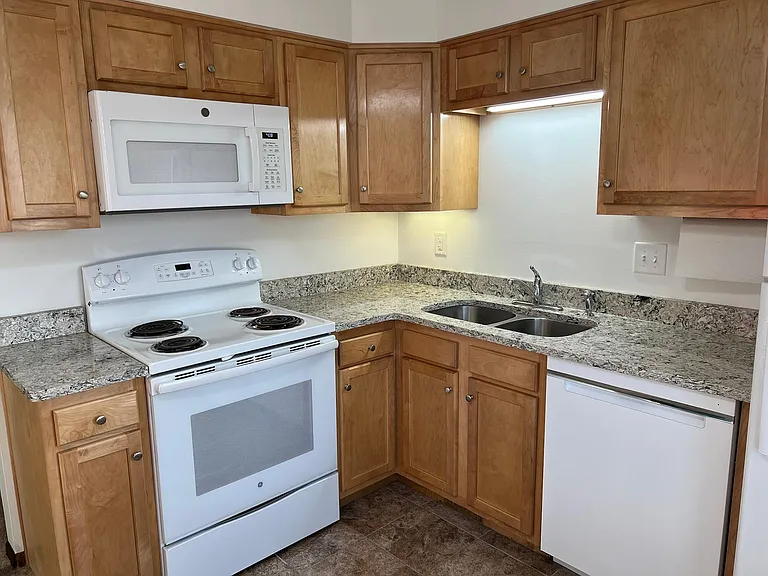 6710 S 83rd Ave #8 — Photo 3