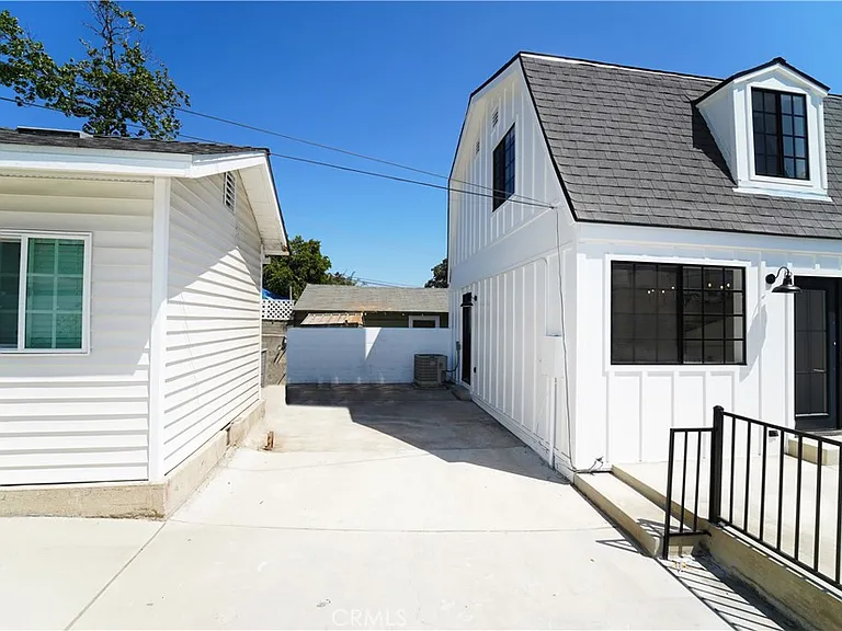 2615 Manhattan Ave — Photo 43