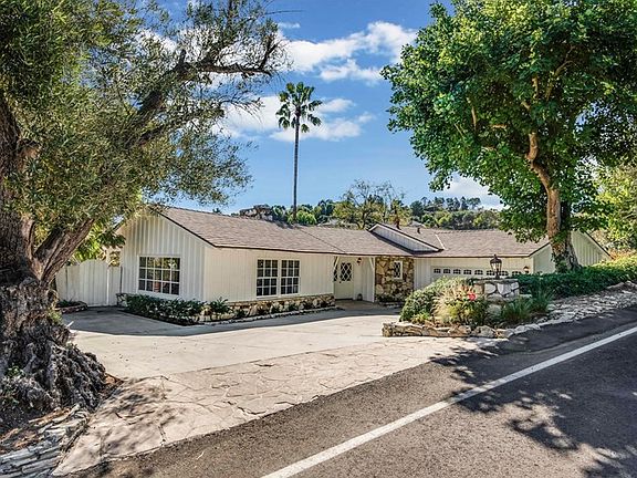 2nd image of 5 Reata Ln
