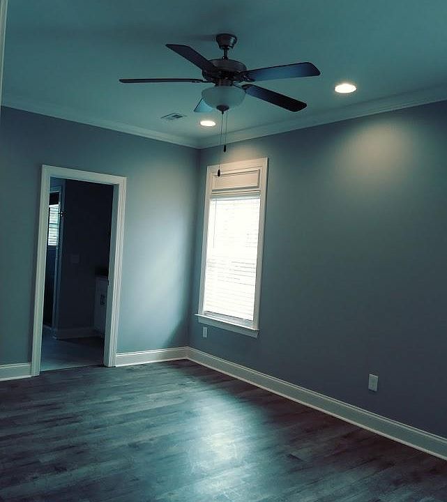 Large master bedroom with en suite. Large master closet.