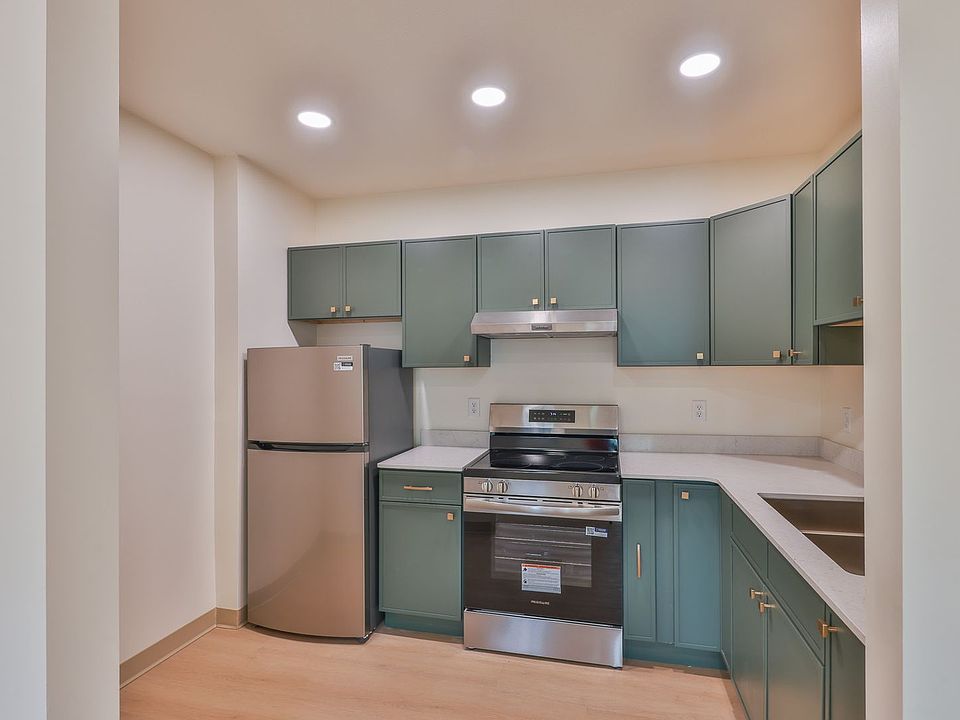 1st image of 551 Elm St #18