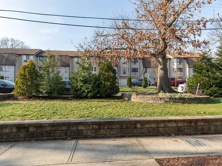 101 Maple Tree Ave — Photo 3