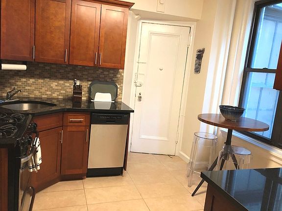 3rd image of 175 W 76th St #2F1