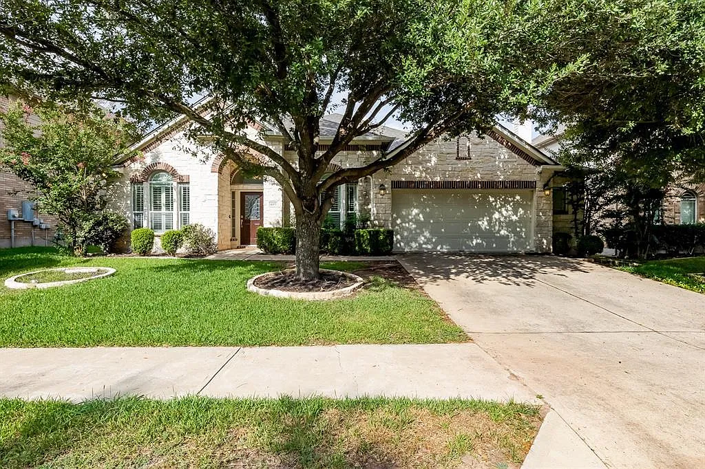 4 bed, 2.5 bath, 3076 sqft, $2,700 — Photo 1