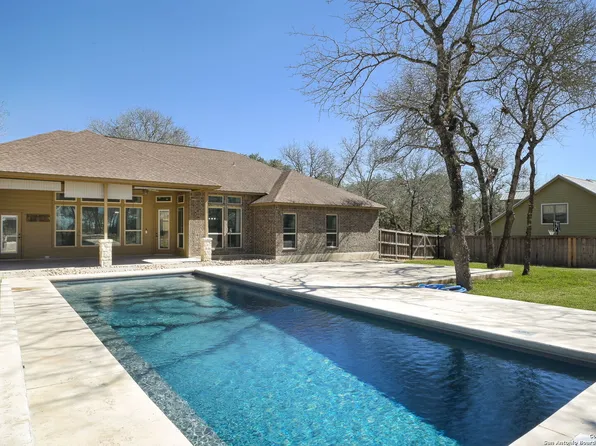 561 Jacobs Ln, La Vernia, TX 78121