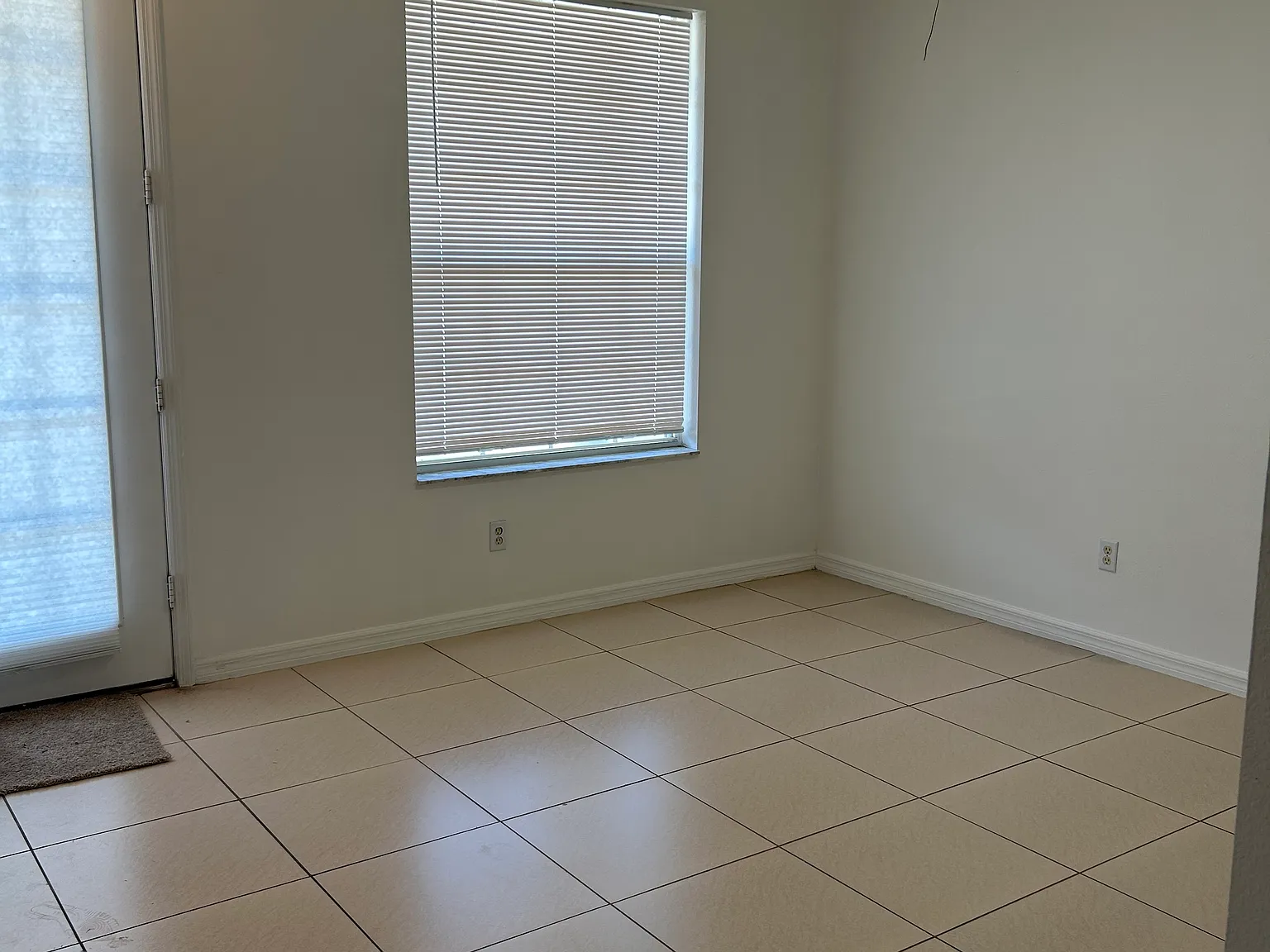 3 bed, 2.5 bath, 1712 sqft, $2,300 — Photo 2