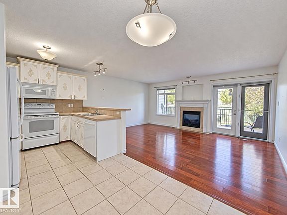 3rd image of 10 Woodcrest Ln #3