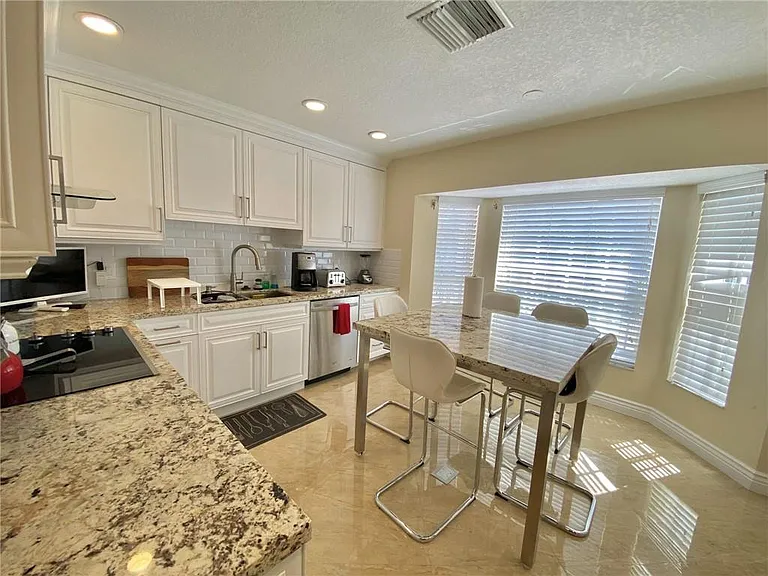 4230 N Ocean Dr — Photo 8