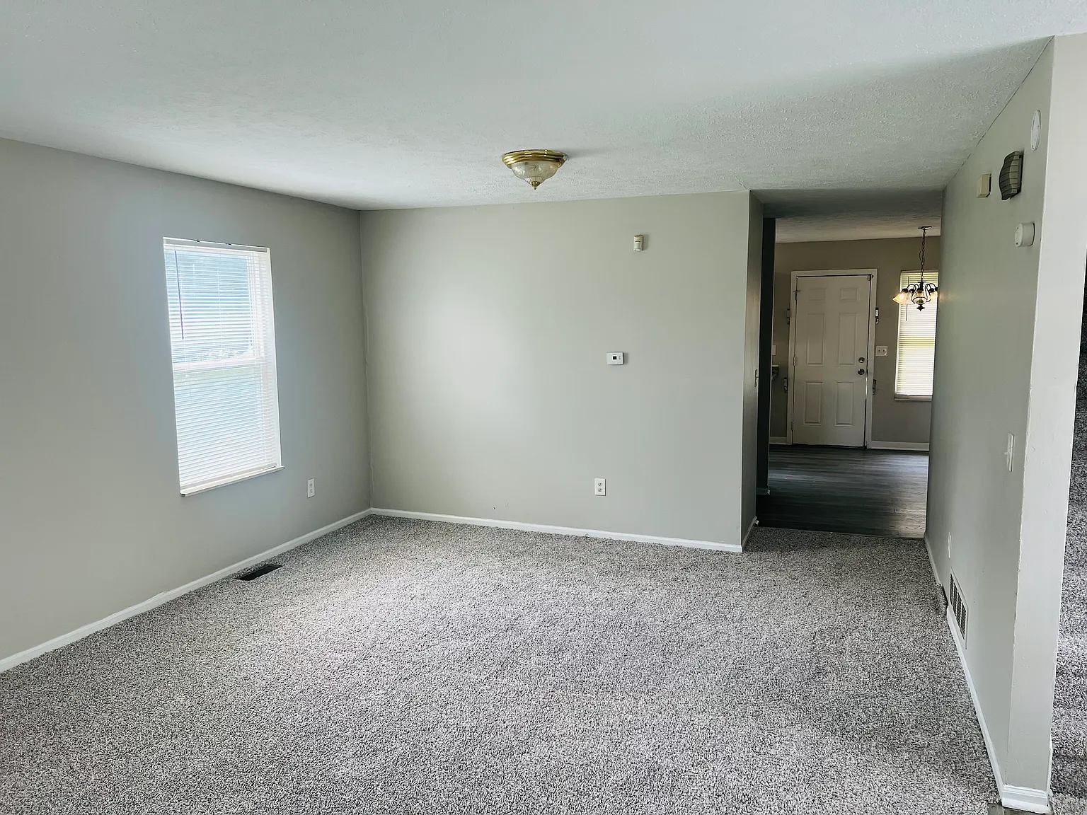 3 bed, 2016 sqft, $1,600 — Photo 4