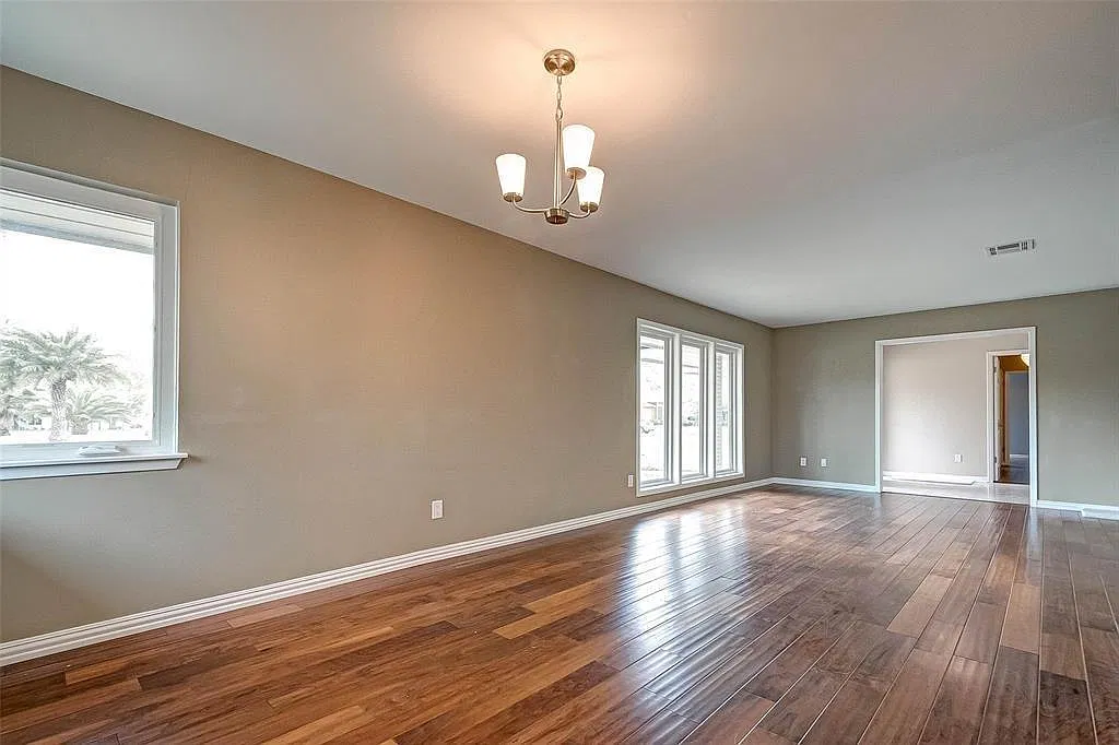 4 bed, 2.5 bath, 2354 sqft, $2,600 — Photo 4