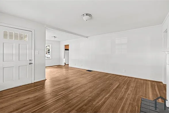 576 Sun Valley Rd — Photo 2