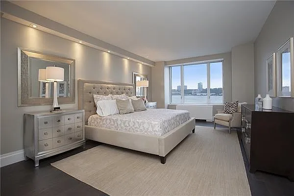 Sold by R New York | media 18