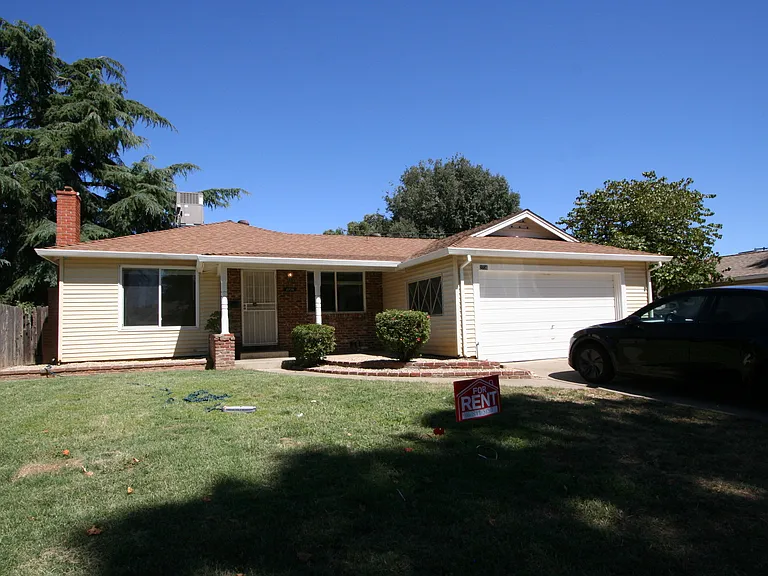 2736 Northglen St — Photo 2