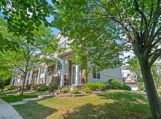 909 Ledgestone Dr, Mahtomedi, MN 55115