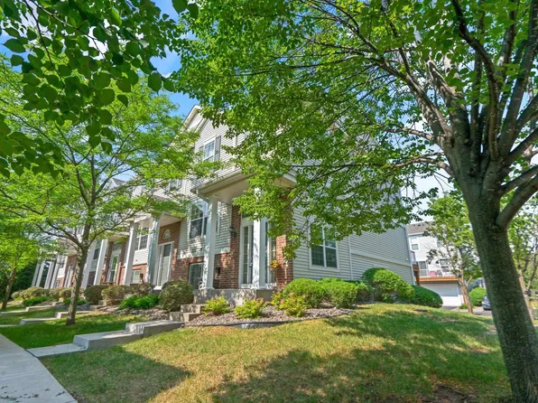 909 Ledgestone Dr, Mahtomedi, MN 55115