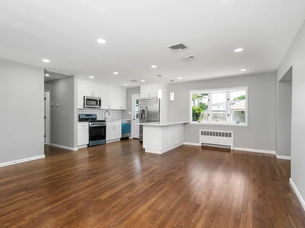 258 Gilling Rd, Seaford, NY 11783