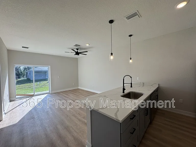 2020 Dorion St — Photo 4