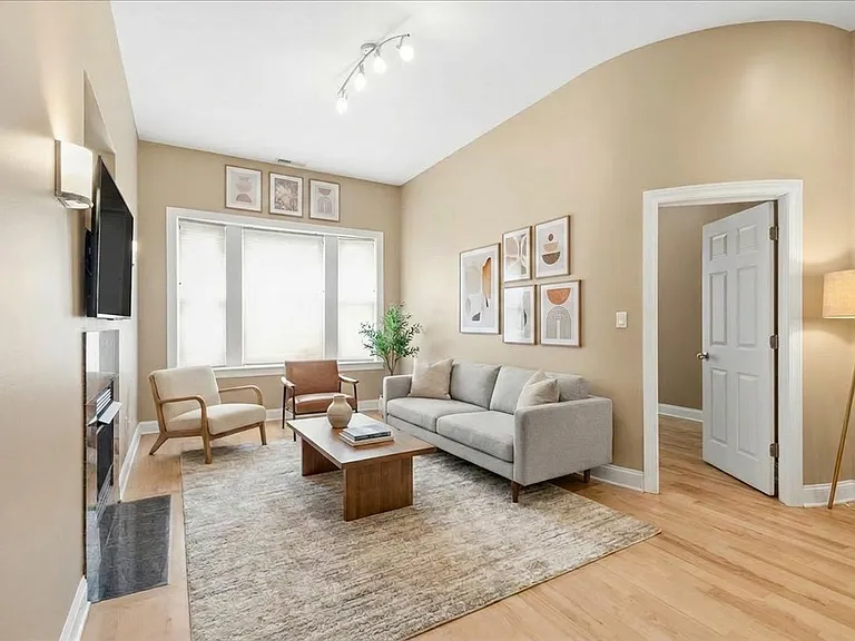 4220 S Champlain Ave #3S — Photo 3